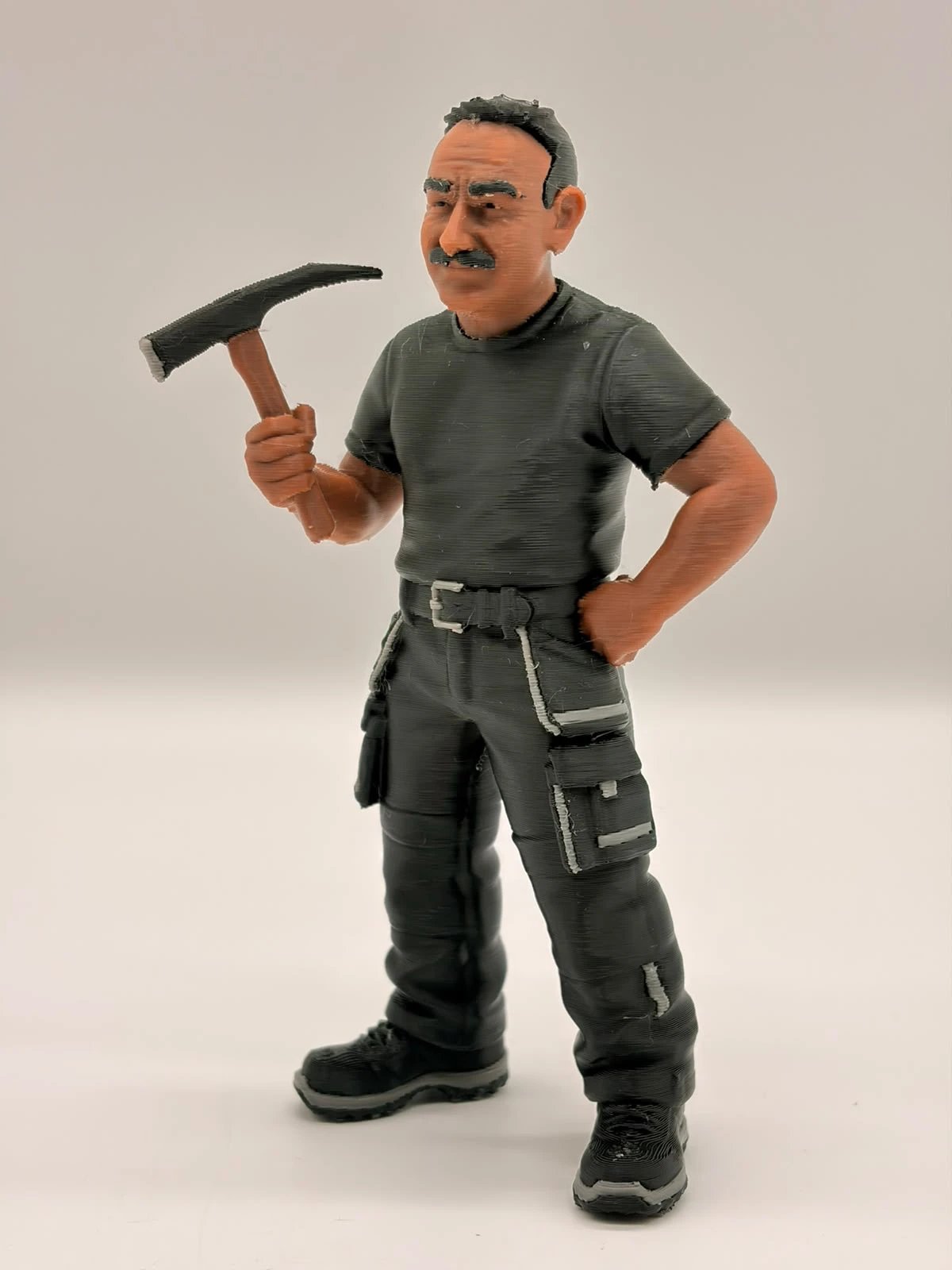 3D-gedruckte Figur eines Handwerkers mit Hammer